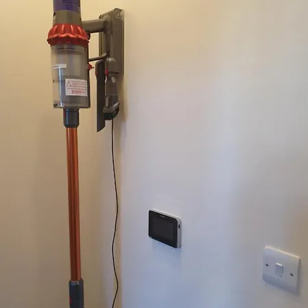 Apartment Luxury Spacious 2 Bedroom 4 Mins From Ilford Stn. Free Parking London