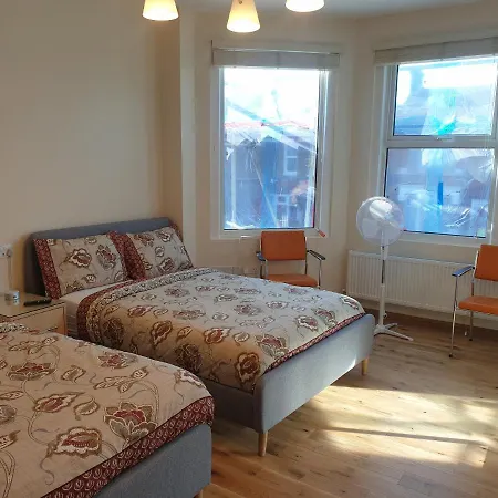 Luxury Spacious 2 Bedroom 4 Mins From Ilford Stn. Free Parking *