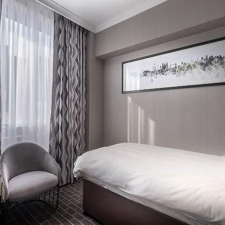 Sleeper At Royal National Hotel 4*