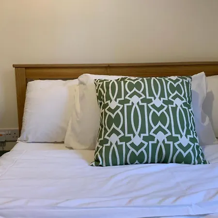 2 Bedroom Near Southfields Apartment *