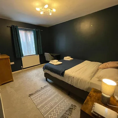 2 Bedroom Near Southfields Apartment