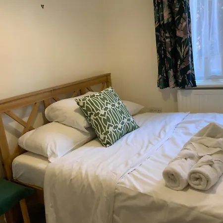 2 Bedroom Near Southfields Apartment *