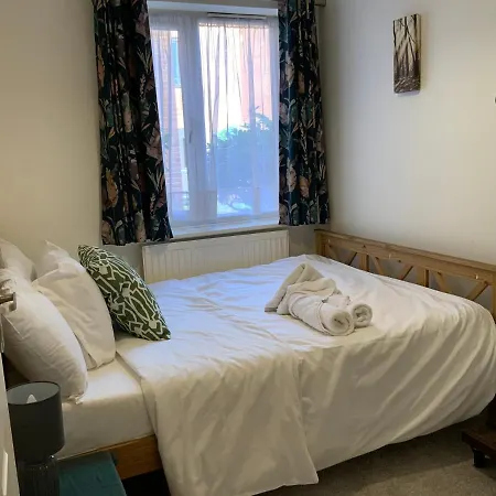 2 Bedroom Near Southfields * London