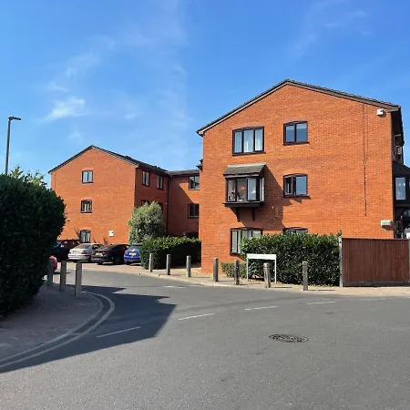 2 Bedroom Near Southfields Apartment