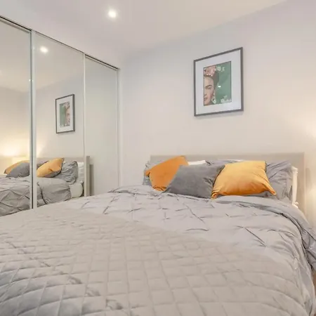 Modern Flat In The Heart Of West Apartment London