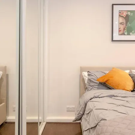 Modern Flat In The Heart Of West Apartment