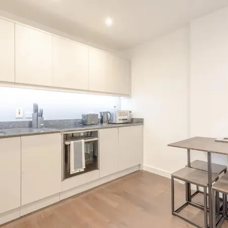 Modern Flat In The Heart Of West * London