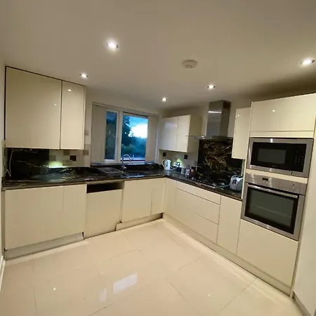 Lovely 2-bedroom Flat Facing Wimbledon Park *