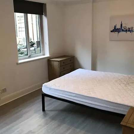 Spacious 1 Bedroom Flat Near Charterhouse Square * London