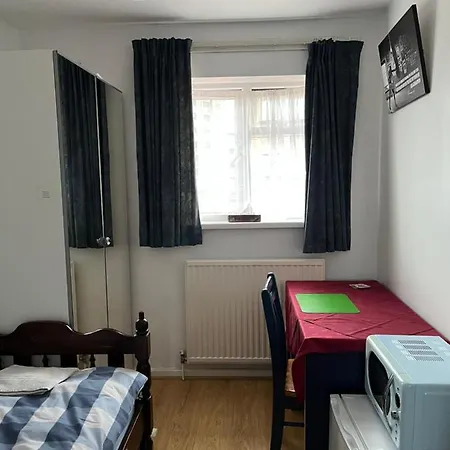 Comfortable Single Bedroom With Free On Site Parking *