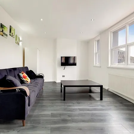 Lovely 4 Bed Perfect For Families! شقة *