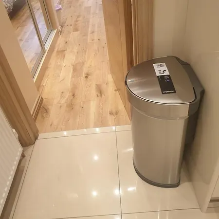 London Luxury 5 Min Walk From Station, With Free Parking & Free Wifi Apartment *