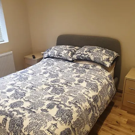London Luxury 5 Min Walk From Station, With Free Parking & Free Wifi Apartment *