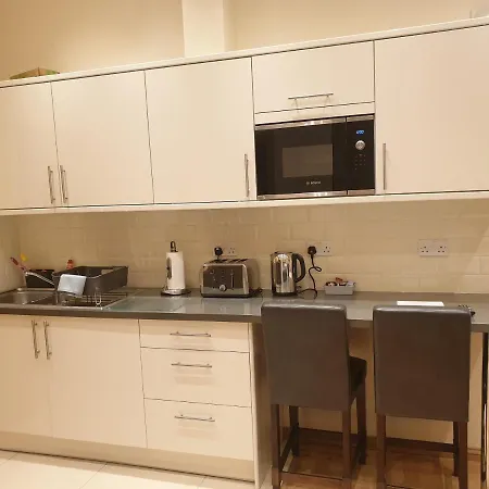 London Luxury 5 Min Walk From Station, With Free Parking & Free Wifi