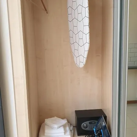 London Luxury 5 Min Walk From Station, With Free Parking & Free Wifi Apartment Ilford