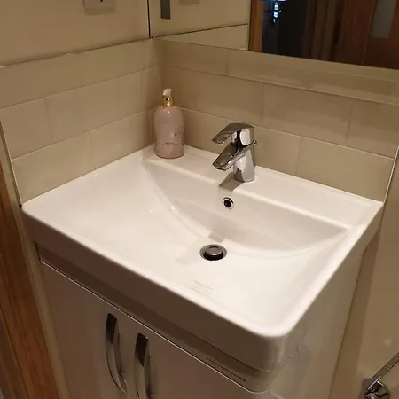 Apartment London Luxury 5 Min Walk From Station, With Free Parking & Free Wifi Ilford