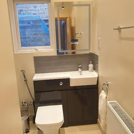 Luxury Spacious 2 Bedroom 4 Mins From Ilford Stn. Free Parking * London