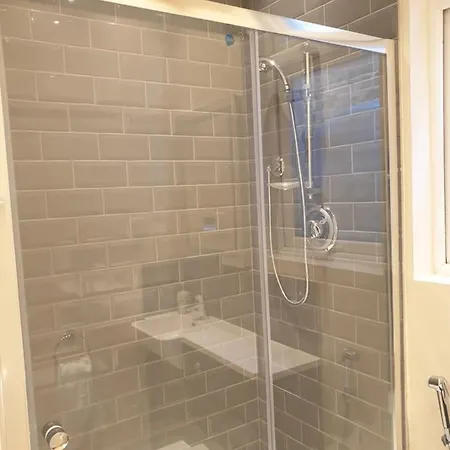 Luxury Spacious 2 Bedroom 4 Mins From Ilford Stn. Free Parking Apartment