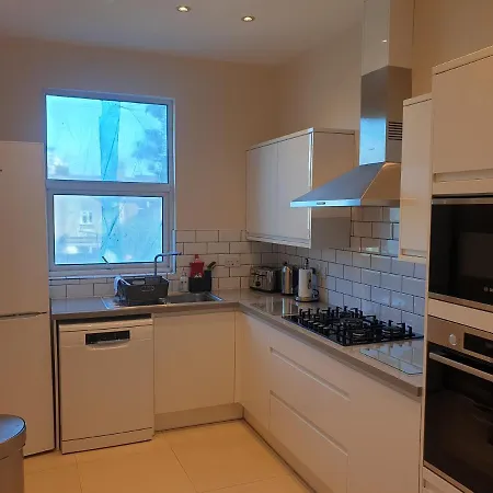 Luxury Spacious 2 Bedroom 4 Mins From Ilford Stn. Free Parking London