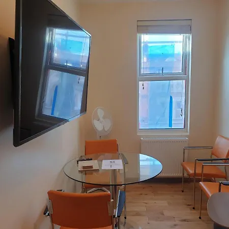 Luxury Spacious 2 Bedroom 4 Mins From Ilford Stn. Free Parking Appartement