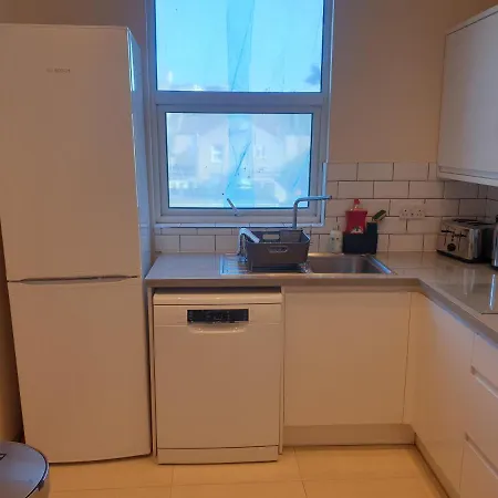 Luxury Spacious 2 Bedroom 4 Mins From Ilford Stn. Free Parking Apartment *