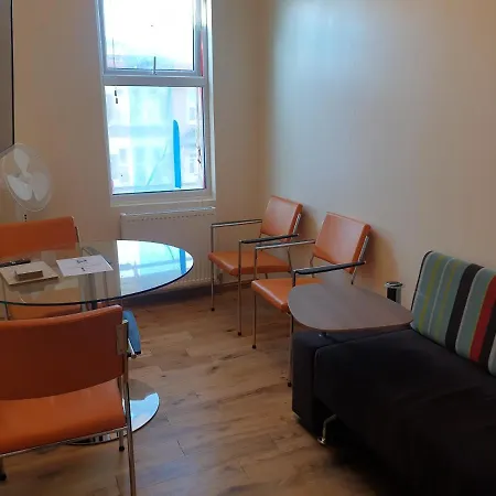 Luxury Spacious 2 Bedroom 4 Mins From Ilford Stn. Free Parking