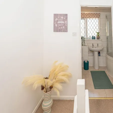 #gorgeous 3 Beds Home#7min To Subway, Free Parking Holiday home *