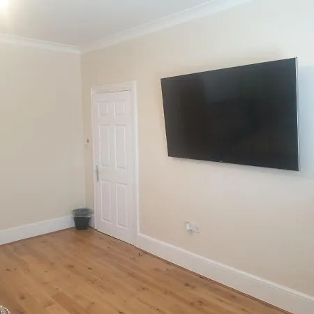 London Luxury 2 Bedroom 5 Min From Tube Station With Free Parking