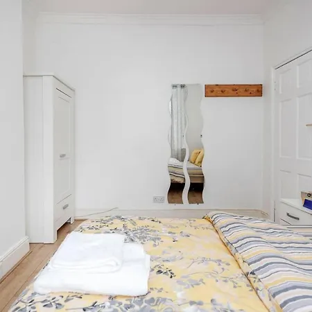 Impeccable And Welcoming 3-bed House In London