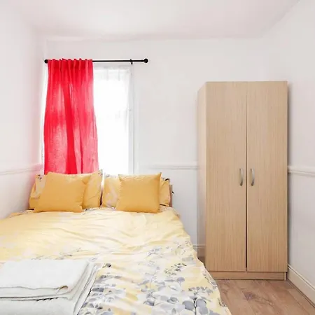 Impeccable And Welcoming 3-bed House In Holiday home