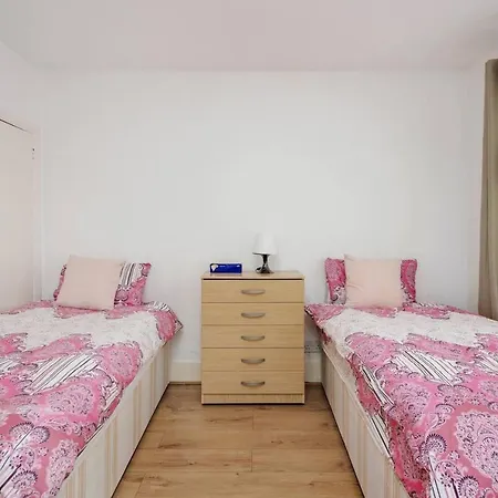 Holiday home Impeccable And Welcoming 3-bed House In London