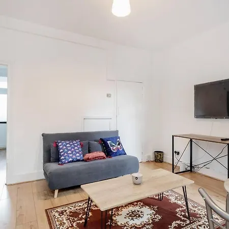 Impeccable And Welcoming 3-bed House In Holiday home