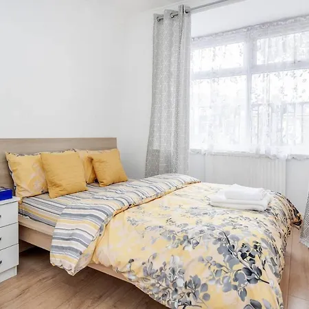 Impeccable And Welcoming 3-bed House In Holiday home London