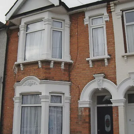 Homestay Barking Station *