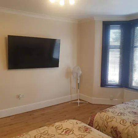 London Luxury 2 Bedroom 5 Min From Tube Station With Free Parking * Wanstead