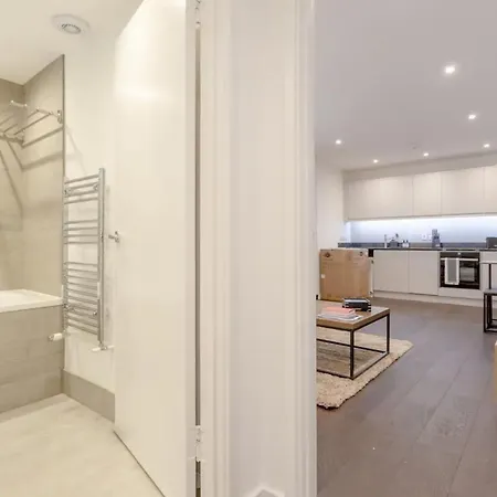 Modern Flat In The Heart Of West
