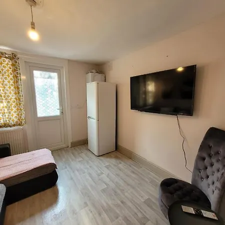 43 Kimberly Road Apartment *