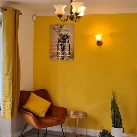 Sipson House West Drayton 3 Bedroom 2 Bathroom Plush Parking Close To Lhr By Mdps Semesterbostad