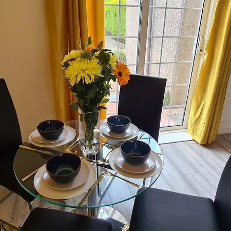 Sipson House West Drayton 3 Bedroom 2 Bathroom Plush Parking Close To Lhr By Mdps *