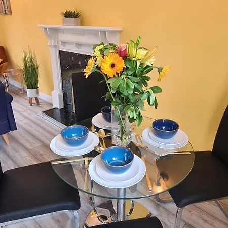 Sipson House West Drayton 3 Bedroom 2 Bathroom Plush Parking Close To Lhr By Mdps Semesterbostad