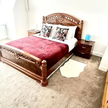 Spacious 3 Bed Flat Close To Central London