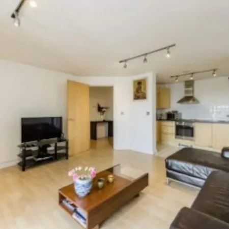 Centrally Located Flat - Battersea Park Road * London
