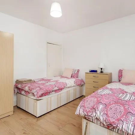 Impeccable And Welcoming 3-bed House In Holiday home