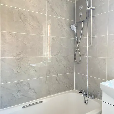 Stunning 3 Bedroom Family House In London, Private Parking And Garden, With Great Transport Links To London, The Excel Centre, Canary Wharf, The O2! Holiday home *