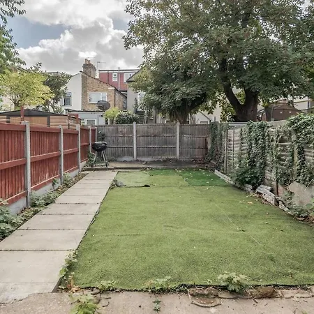 Impeccable And Welcoming 3-bed House In London