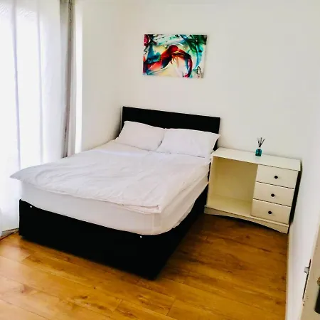 6 Bed House 3 Bathrooms Good Transport Links To London, Free Parking Appartamento