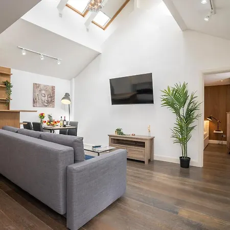 Famous Piccadilly Circus Apartment