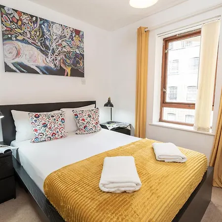 Famous Piccadilly Circus Apartment *