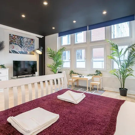 Famous Piccadilly Circus Apartment London