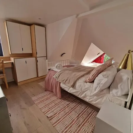 Sky - Stunning 3 Bed Apt In The Sky Apartment *